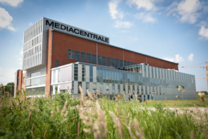 De Mediacentrale in Groningen is gevestigd in een voormalig energiecentralegebouw dat nu dienstdoet als bedrijfsverzamelpand met kantoren, flexwerkplekken, vergaderruimtes en een café. Dit wordt het strijdtoneel voor onze film+diner voorstellingen in Groningen.