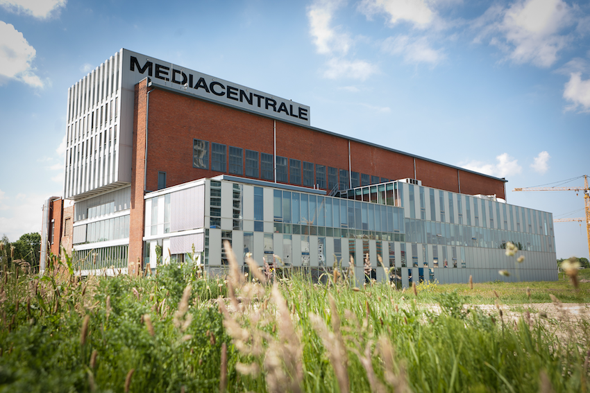 De Mediacentrale in Groningen is gevestigd in een voormalig energiecentralegebouw dat nu dienstdoet als bedrijfsverzamelpand met kantoren, flexwerkplekken, vergaderruimtes en een café. Dit wordt het strijdtoneel voor onze film+diner voorstellingen in Groningen.