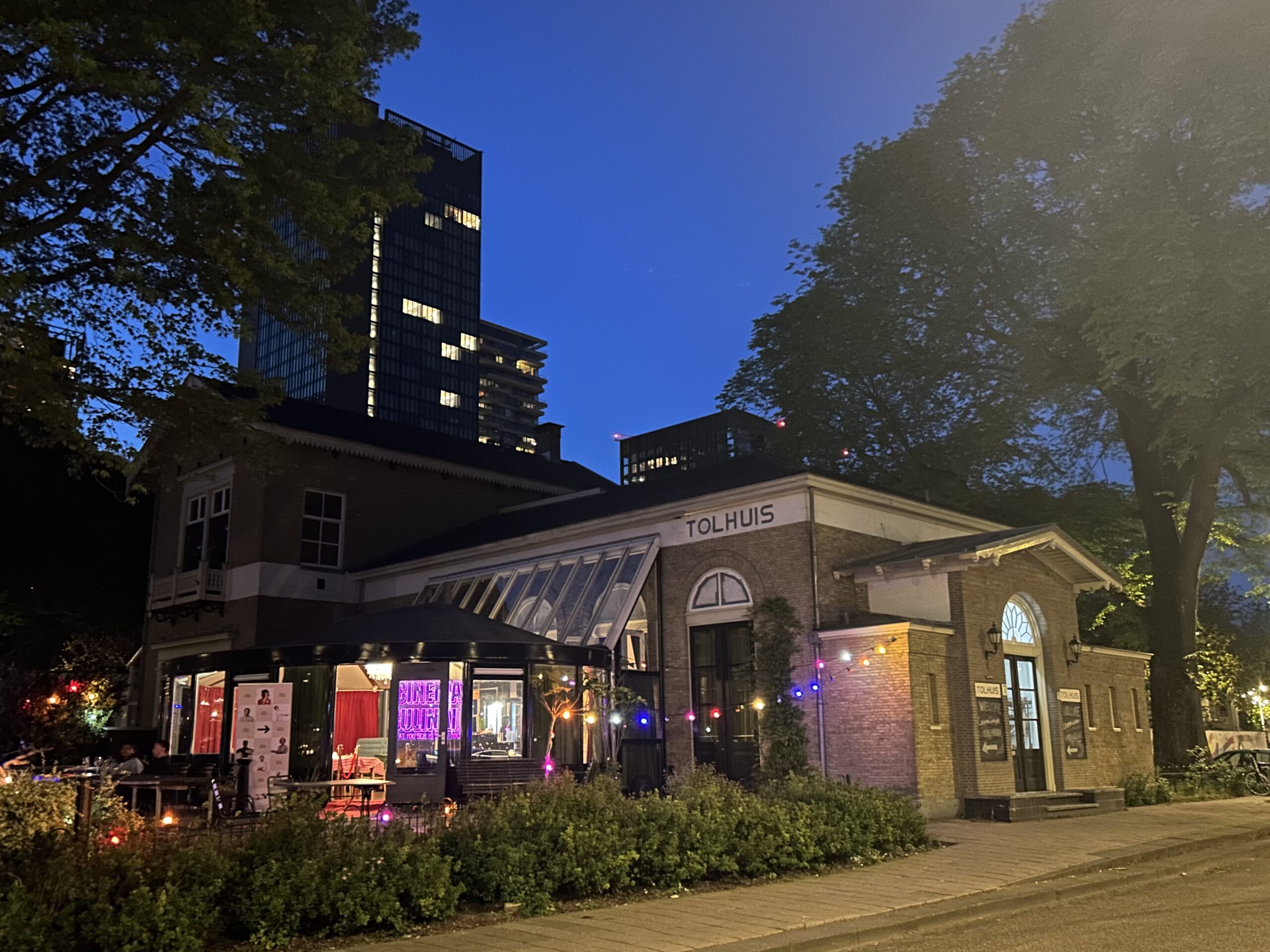 TOLHUIS:cinema culinair ingang vanaf terras
